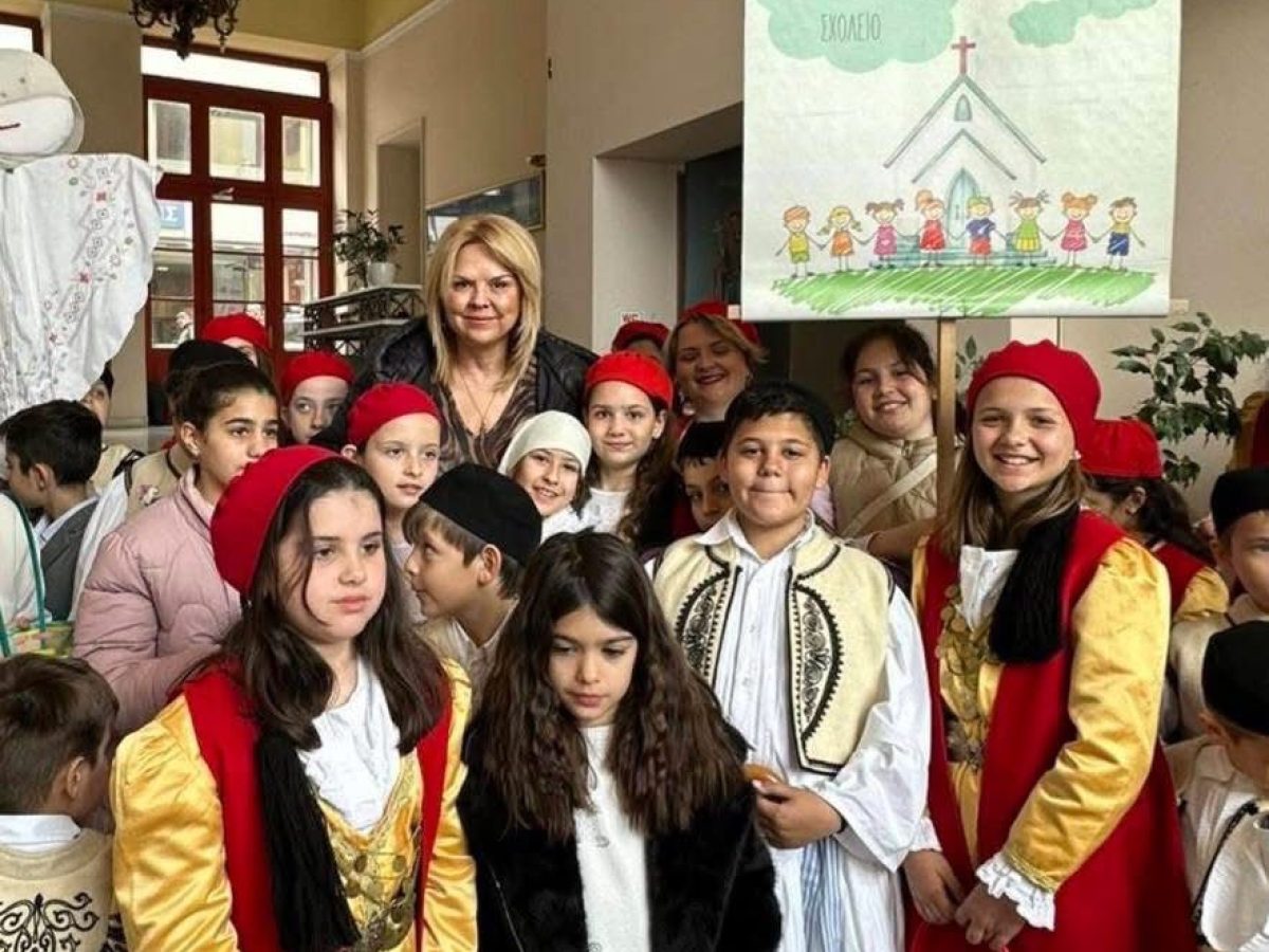 Χαλκίδα: Η δήμαρχος άνοιξε την αγκαλιά της στα παιδιά που έψαλαν τα κάλαντα του Λαζάρου