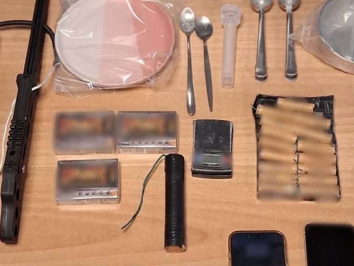 Χαλκίδα: Τρεις συλλήψεις για ναρκωτικά, όπλα και αρχαία