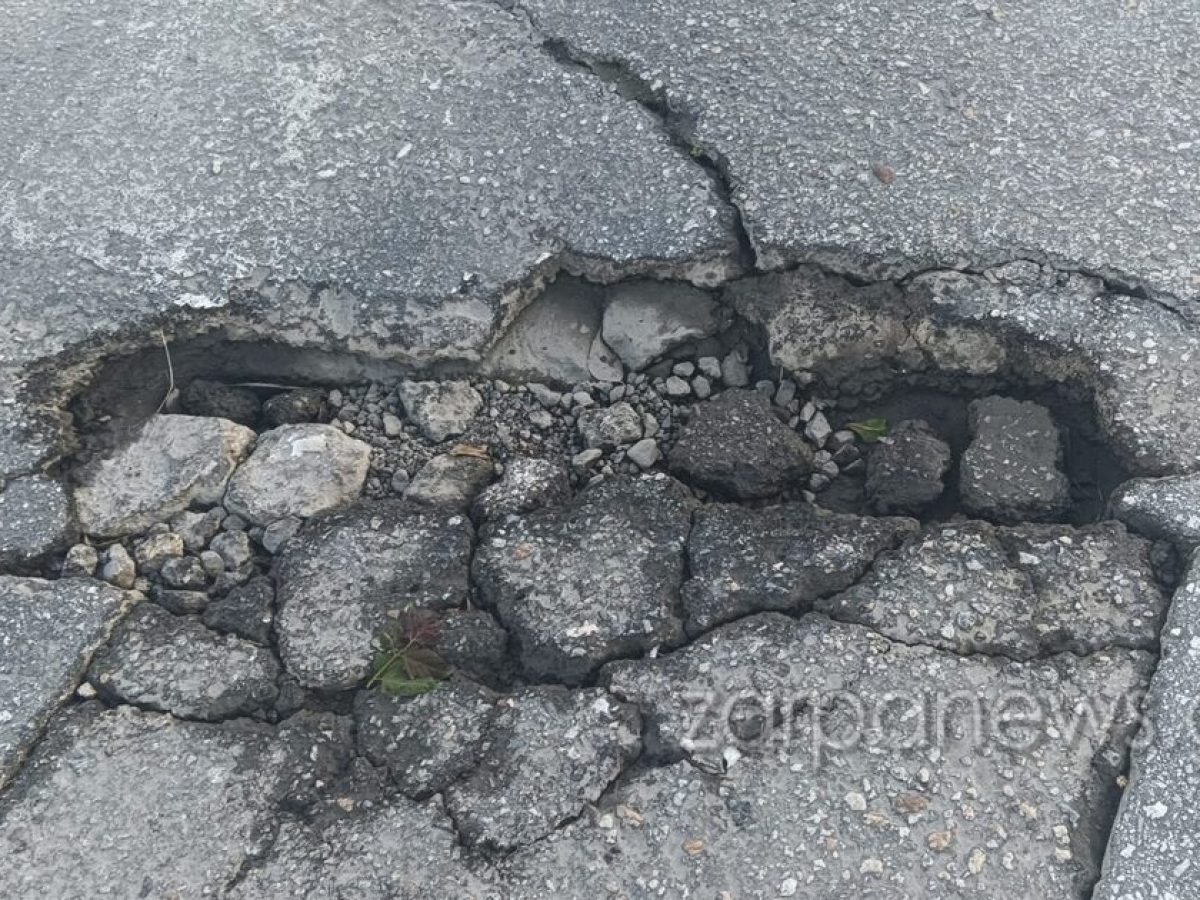 Χανιά | Επικίνδυνη λακκούβα πάνω σε διάβαση πεζών ζητά επειγόντως άσφαλτο | Photos