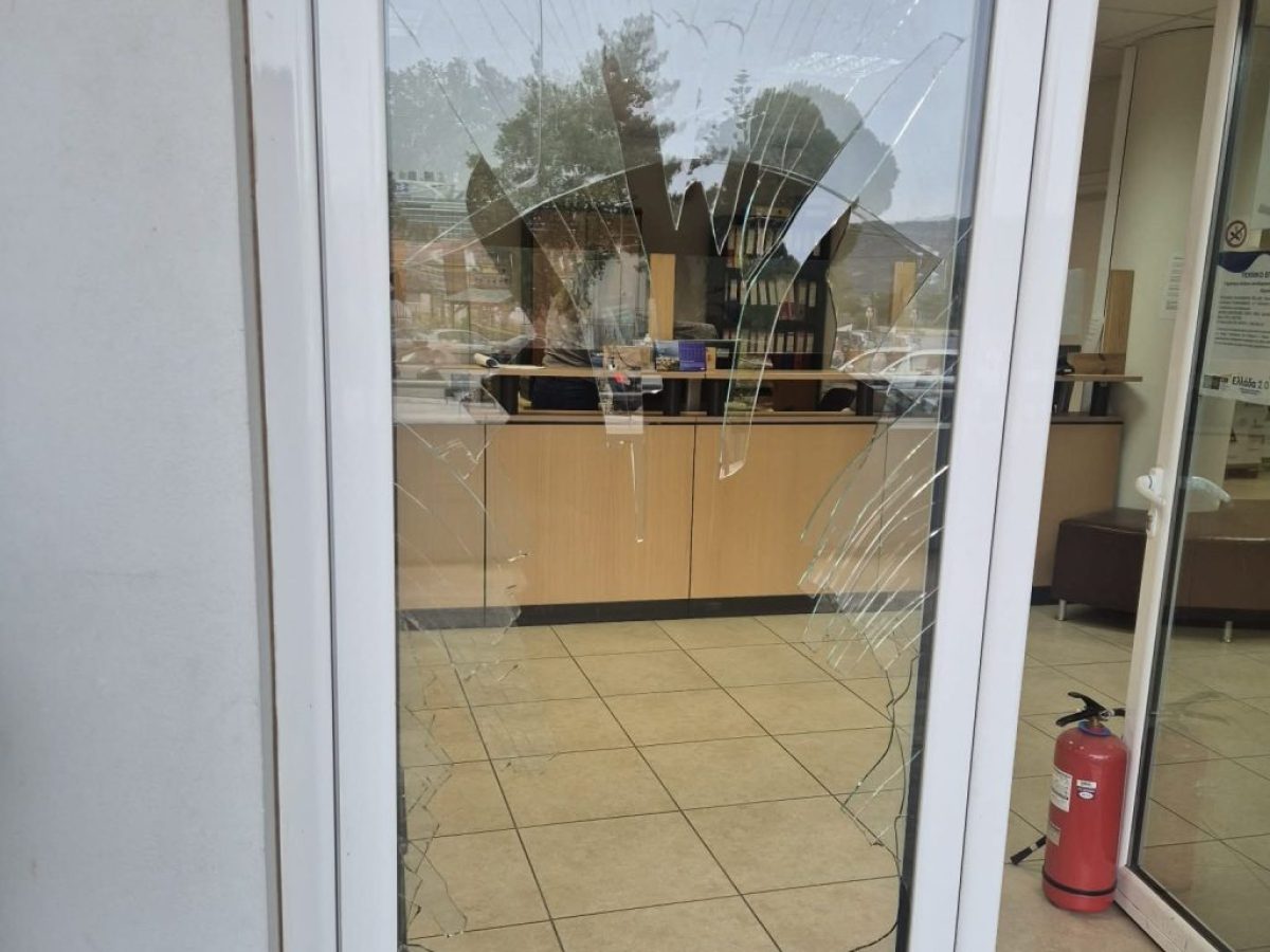 Χανιά: Έσπασαν τζαμόπορτα στην Υπηρεσία Δόμησης του δήμου Χανίων
