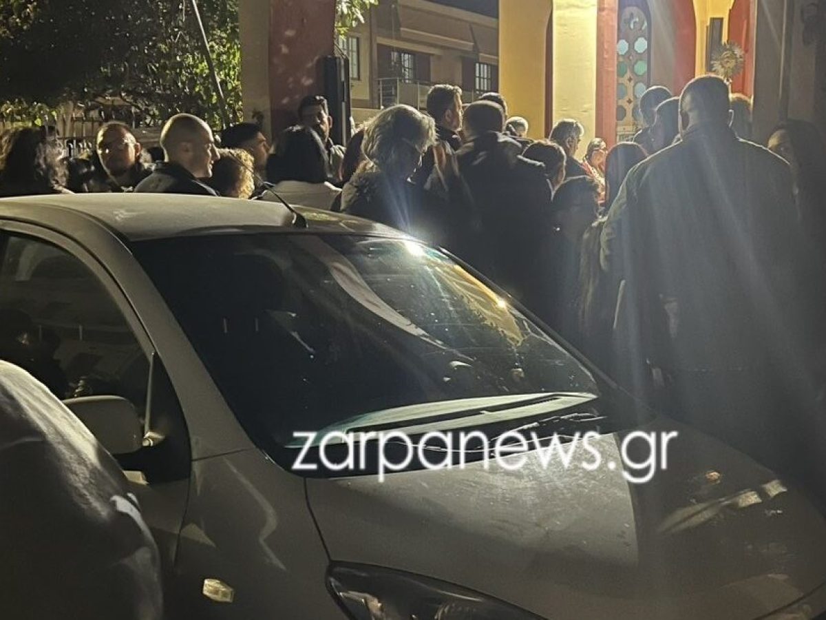 Χανιά | Λίγο ακόμα και θα έμπαινε μέσα να πάρει το Άγιο Φως – “Θεϊκό” παρκάρισμα στην είσοδο εκκλησίας | Photos