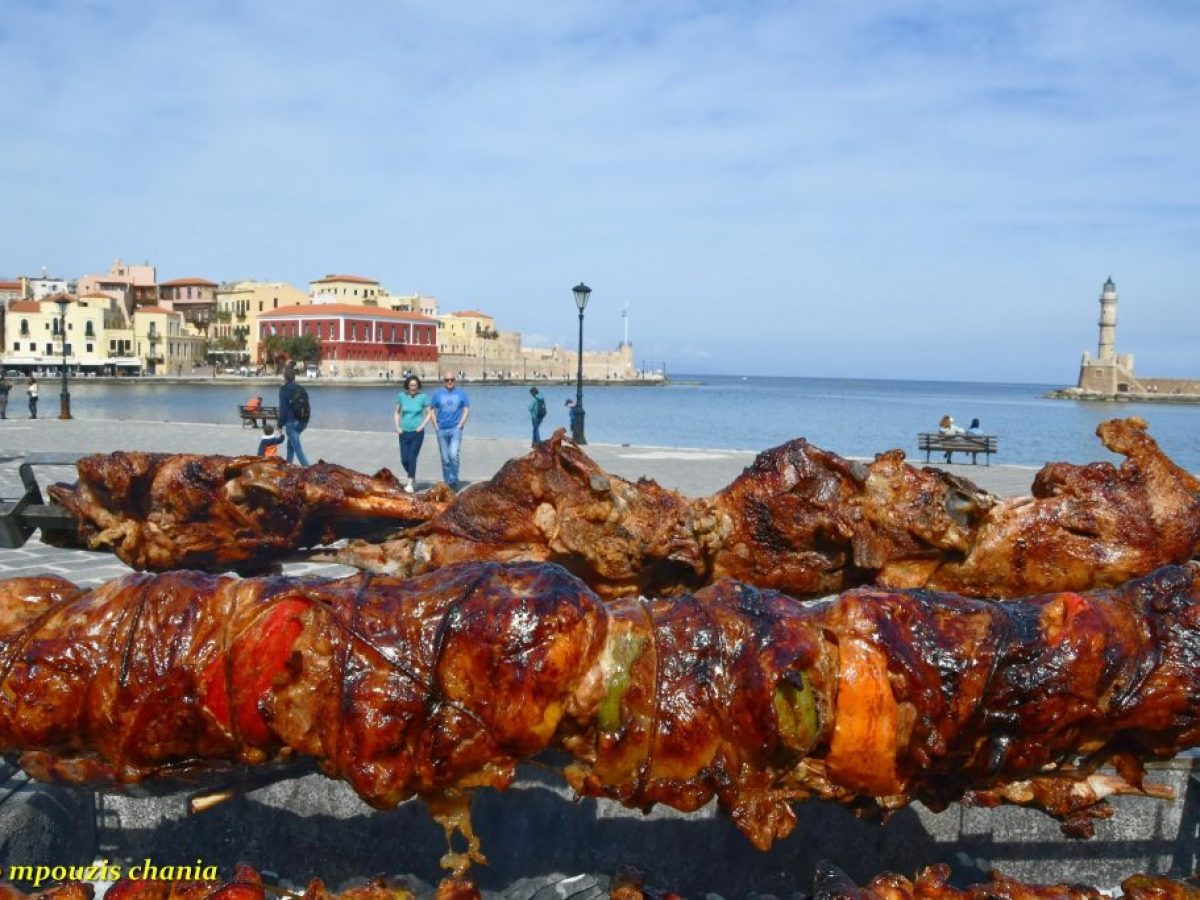 Χανιά: Πάσχα στο Ενετικό λιμάνι με σουβλιστά αρνιά κοντοσούβλια και κοκορέτσι και θέα τον φάρο