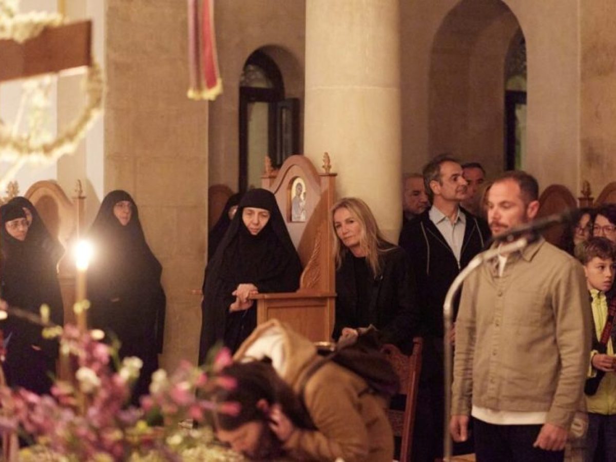 Χανιά | Στον επιτάφιο της Μονής Αγίας Κυριακής ο Κυριάκος Μητσοτάκης με τη σύζυγό του Μαρέβα | Photos