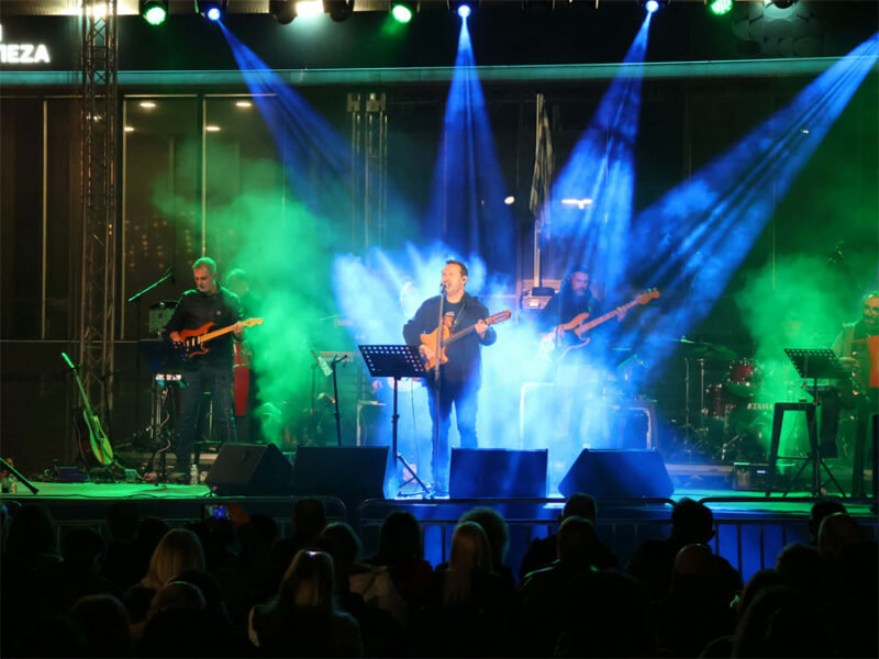 chiliades-episkeptes-ke-fetos-sti