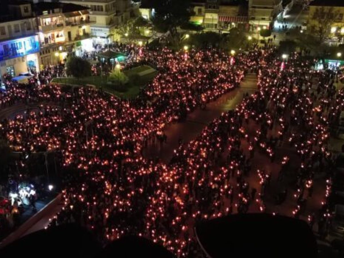 Χιλιάδες πιστοί στη Συνάντηση των πέντε Επιταφίων στο Άργος