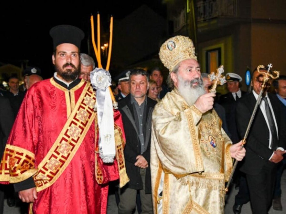 Χιλιάδες πιστοί στην συνάντηση των Επιταφίων κάθε Μεγάλη Παρασκευή στο Αργοστόλι