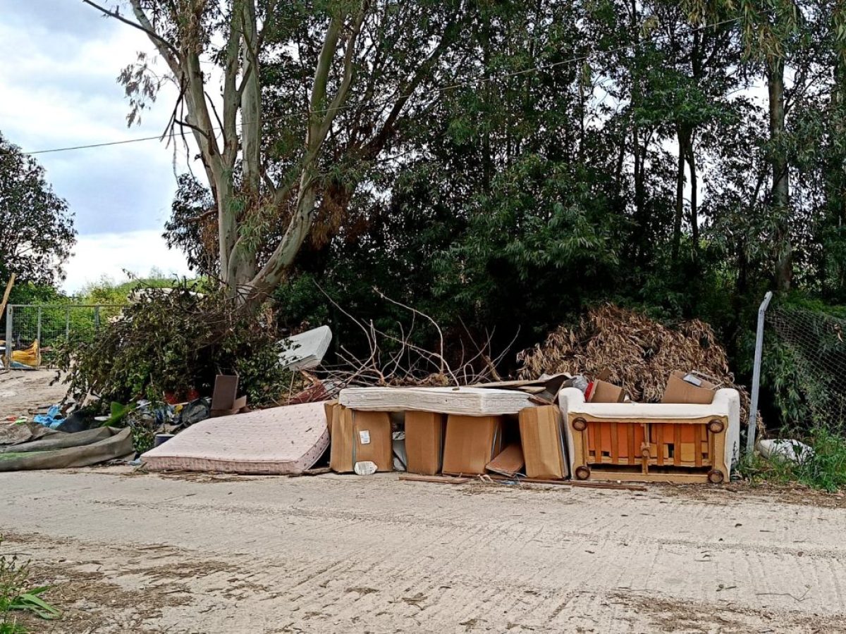 Χωματερή σε κατοικημένη περιοχή: «Ό,τι δεν θέλουμε, το πετάμε στις Φύσσες» – Καταγγελία πολίτη για πλήρη αδιαφορία