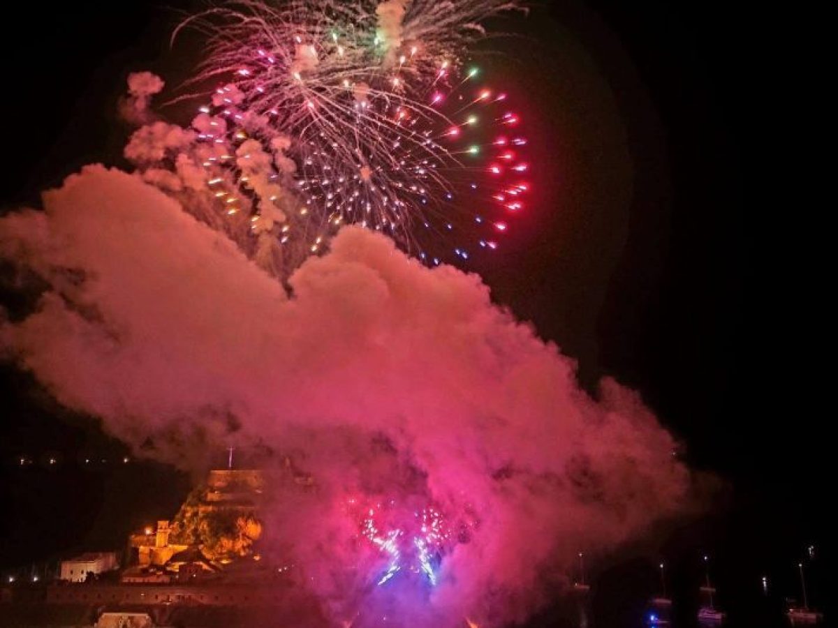 Χριστός Ανέστη! Η Κέρκυρα γιόρτασε την Ανάσταση με λαμπρότητα και κατάνυξη