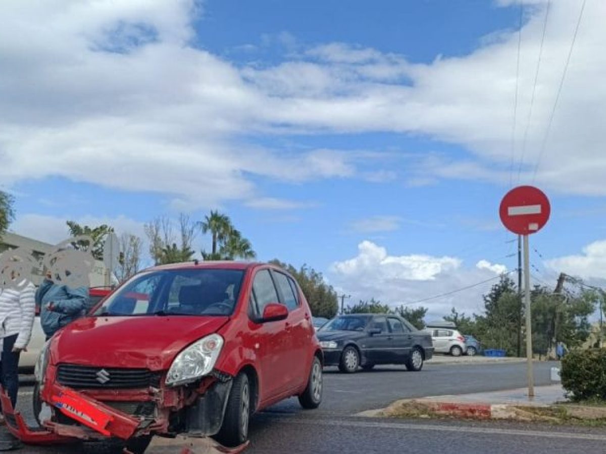 ΧΑΝΙΑ: Καραμπόλα οχημάτων στη διασταύρωση για τους Τάφους των Βενιζέλων  (φωτογραφίες)