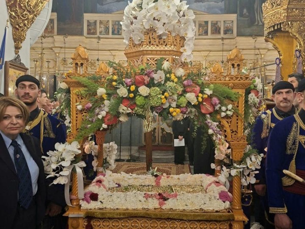 ΧΑΝΙΑ: Πλήθος κόσμου στην περιφορά του Επιταφίου στη Μητρόπολη (φωτογραφίες)