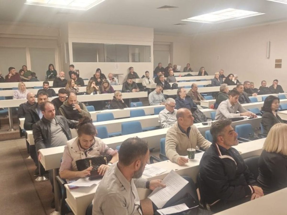 ΧΑΝΙΑ: “Στερήσατε κάτι εκατομμύρια από την τοπική οικονομία”… “Ναι, ο Κουτσούμπας φταίει και γι’ αυτό” (φωτογραφίες και βίντεο)