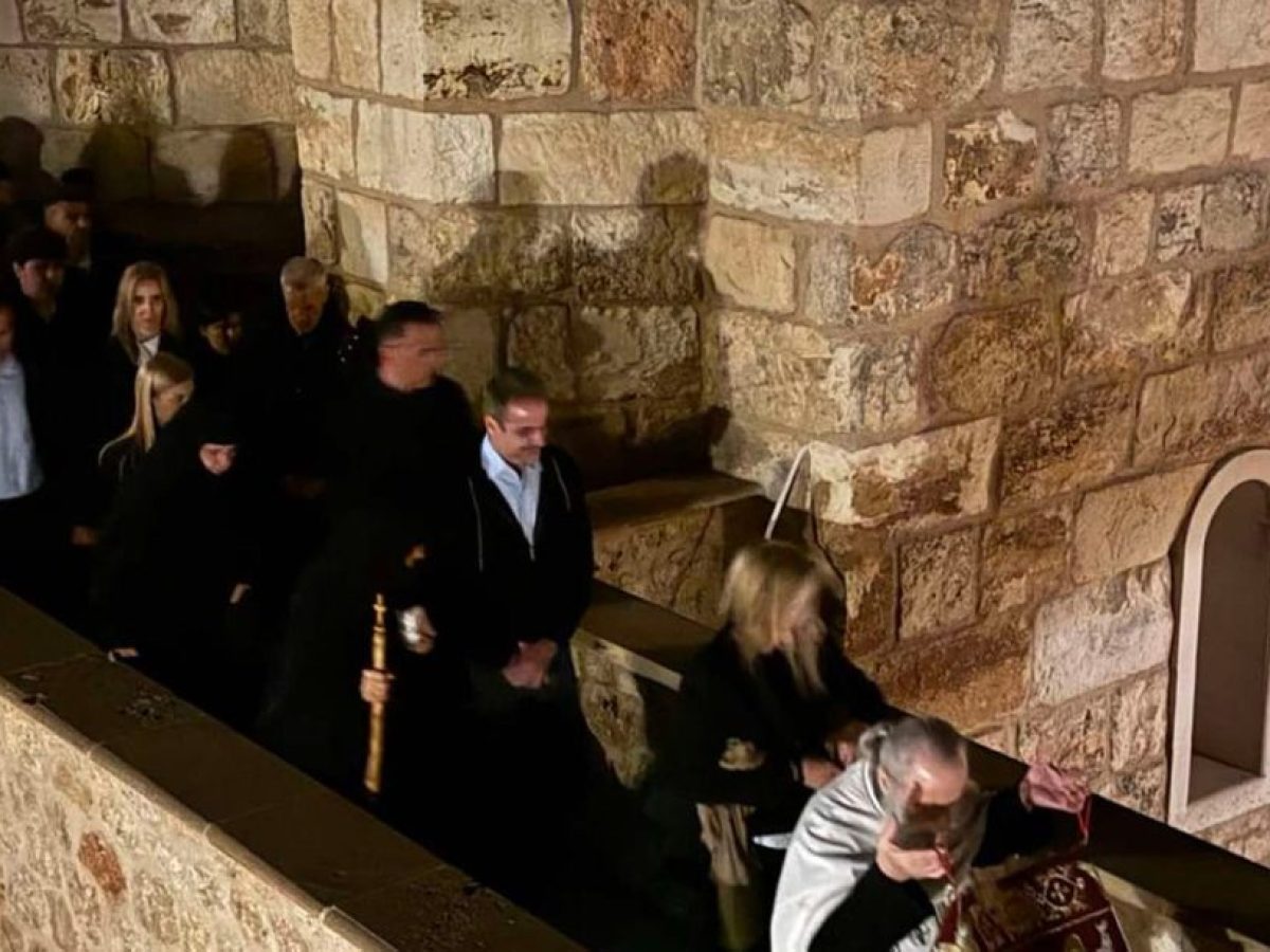 ΧΑΝΙΑ: Στην Ιερά Μονή της Μεταμορφώσεως του Σωτήρος στο Βαρύπετρο για τον Επιτάφιο ο Πρωθυπουργός (φωτογραφίες)