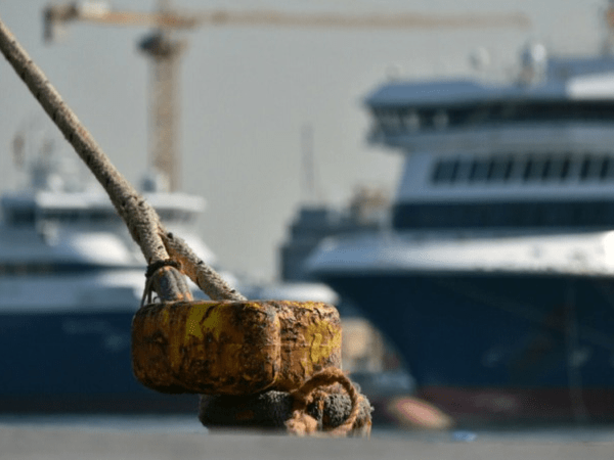 Δεμένα τα πλοία την Πρωτομαγιά λόγω απεργίας της ΠΝΟ – Τροποποιήσεις δρομολογίων του Blue Star 1