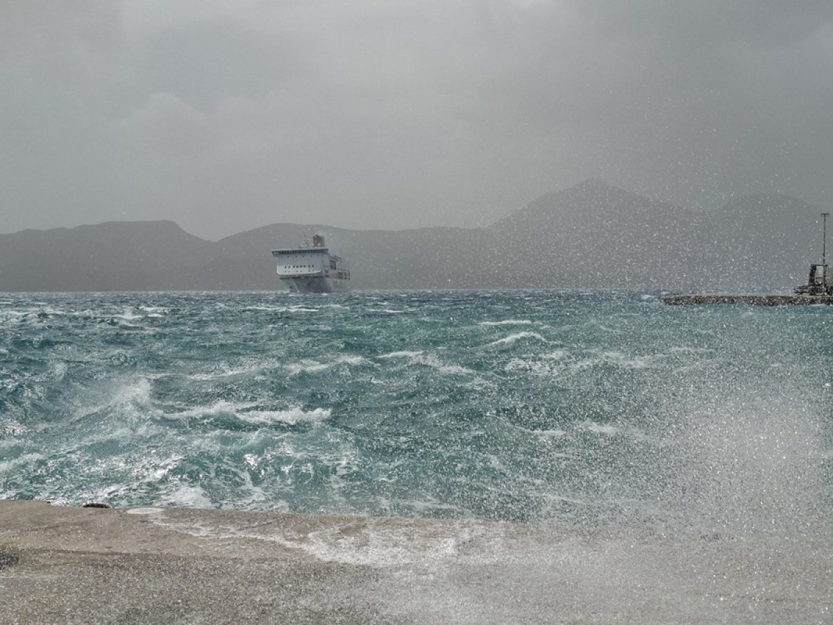 Δεν κατάφερε να δέσει στη Μήλο λόγω των ισχυρών ανέμων το πλοίο “Festos Palace”