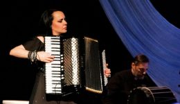 desmi-Αllilengiis-mia-vradia-me-1