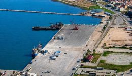 dexamenoplio-prosekrouse-sto-limani-tou