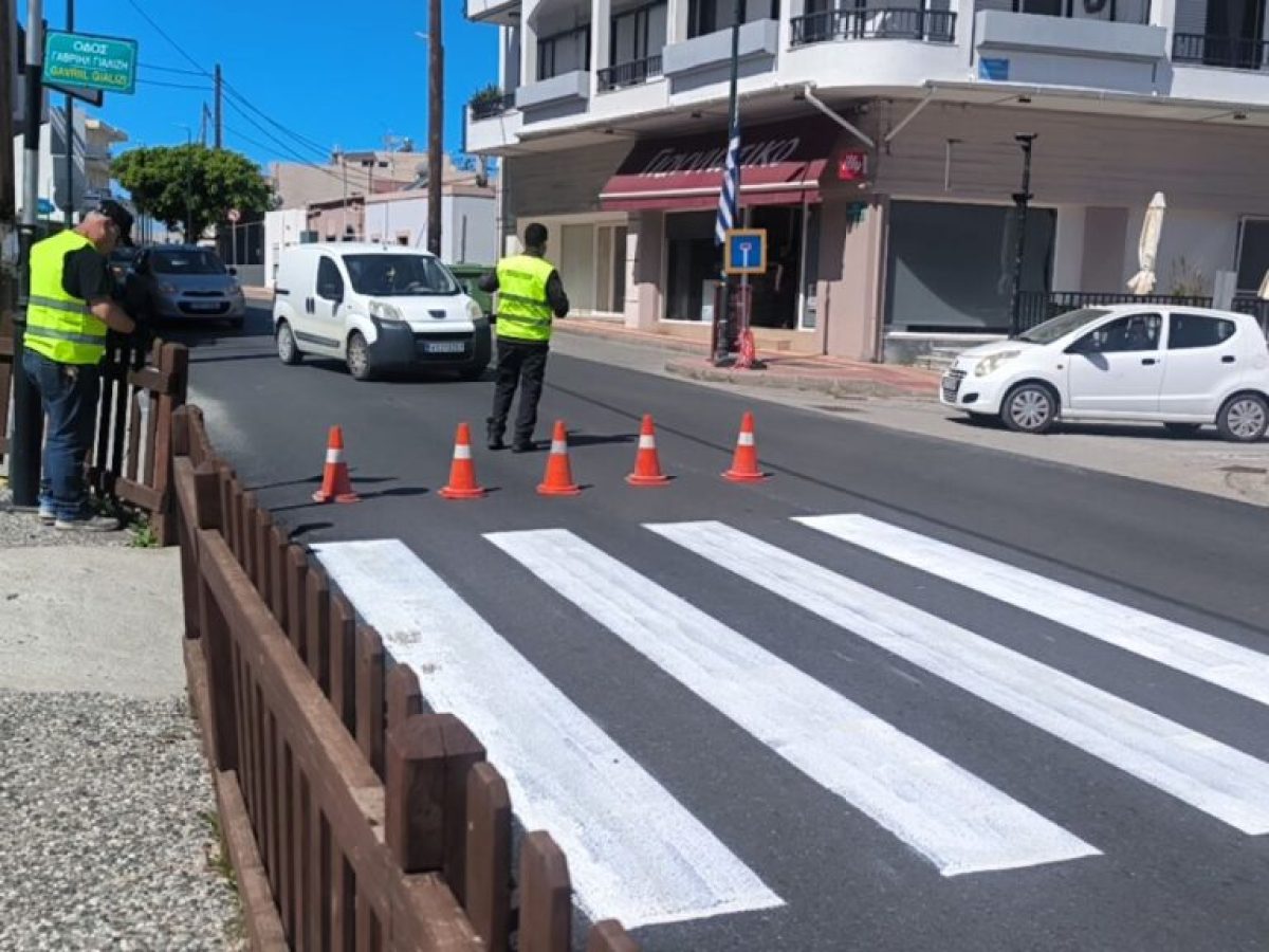 Διαγραμμίσεις για την ενίσχυση της οδικής ασφάλειας έξω από το Δημοτικό Σχολείο Ζηπαρίου