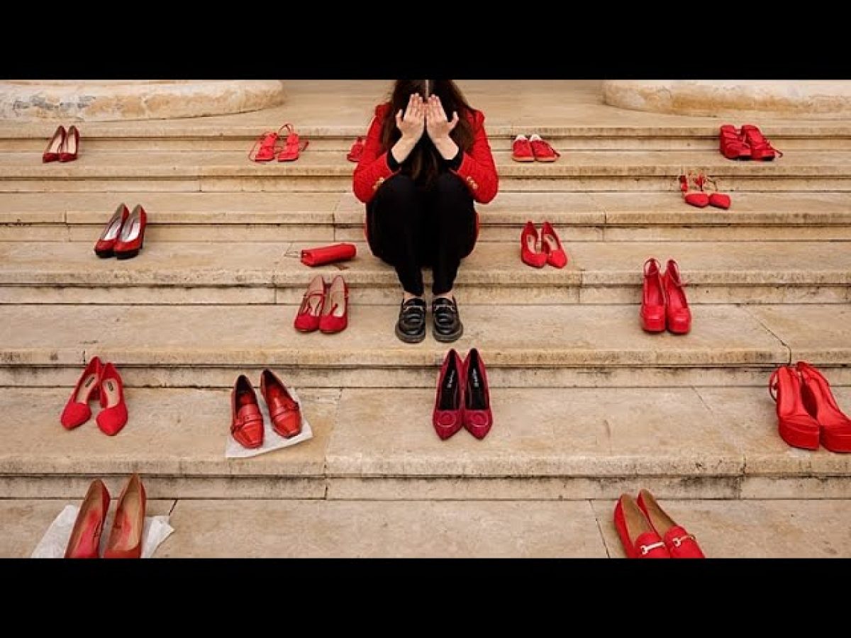 Διαμαρτυρία με κόκκινα παπούτσια στη Ρουμανία αναδεικνύει την κρίση των γυναικοκτονιών
