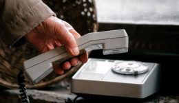 diethnes-kikloma-exapatouse-ilikiomenous-se