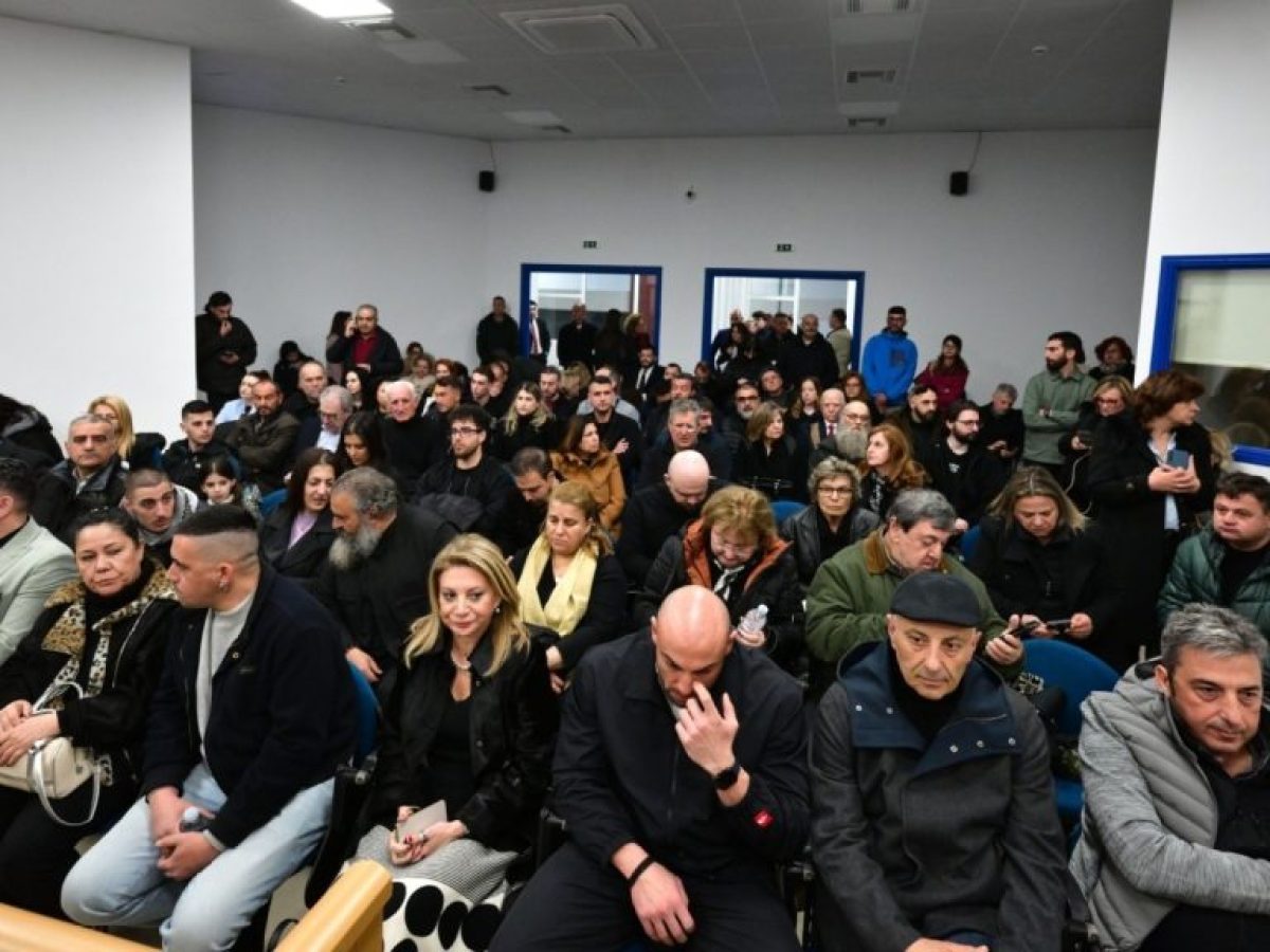 Δίκη για Τέμπη: Σε άλλο χώρο πάνε τους συγγενείς – Απαγορεύονται τα βίντεο και οι φωτογραφίες