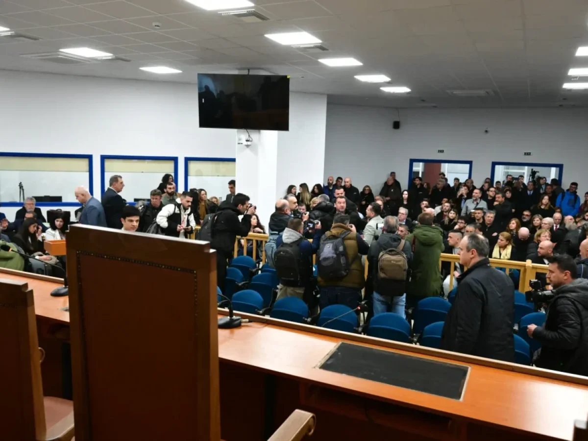 Δίκη Τεμπων με φίλτρο: Εκτός τα Περιφερειακά ΜΜΕ – Έντονη διαμαρτυρία του ΣΗΠΕ