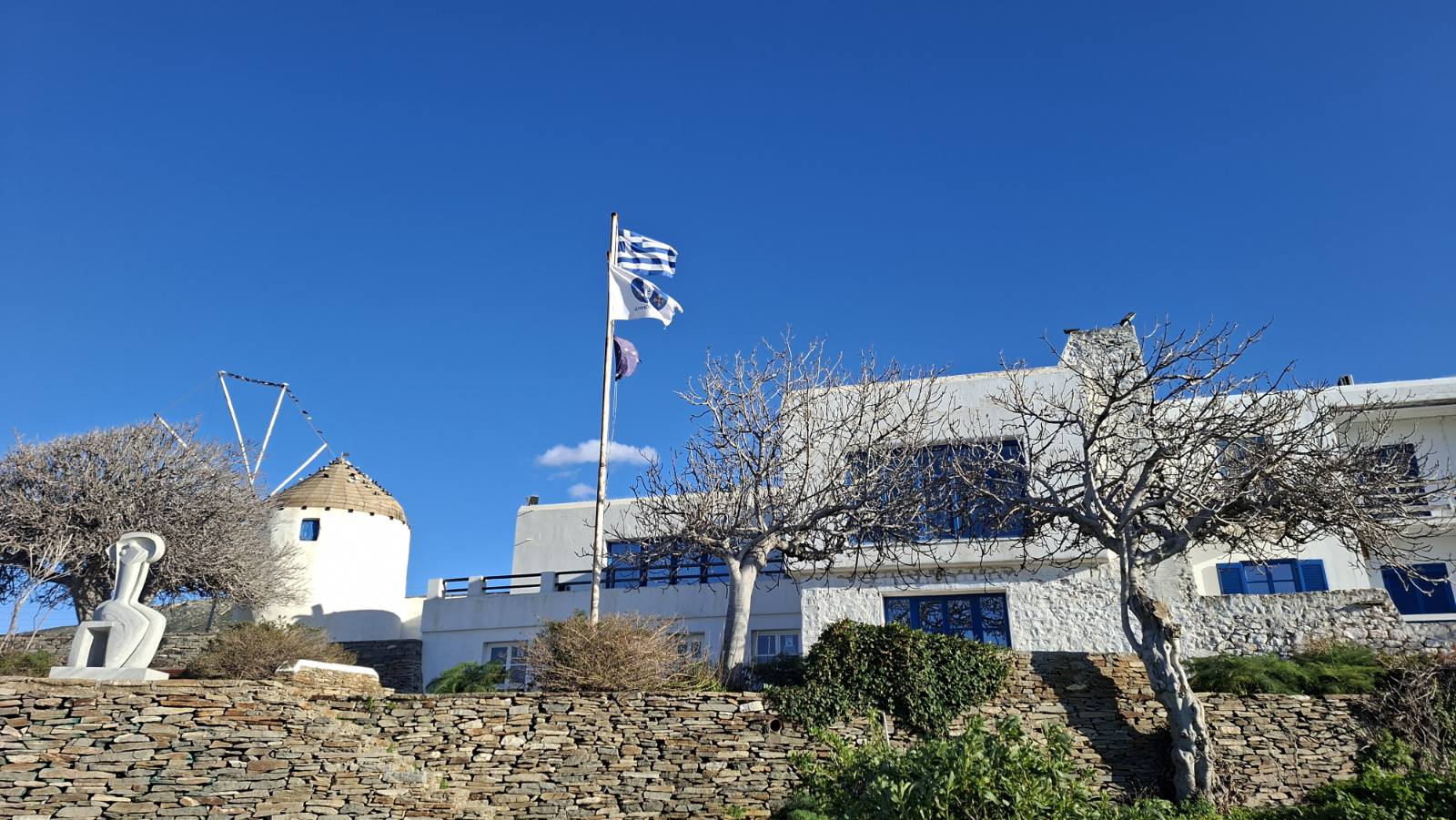 dimos-parou-stirixi-stous-ergazomenous