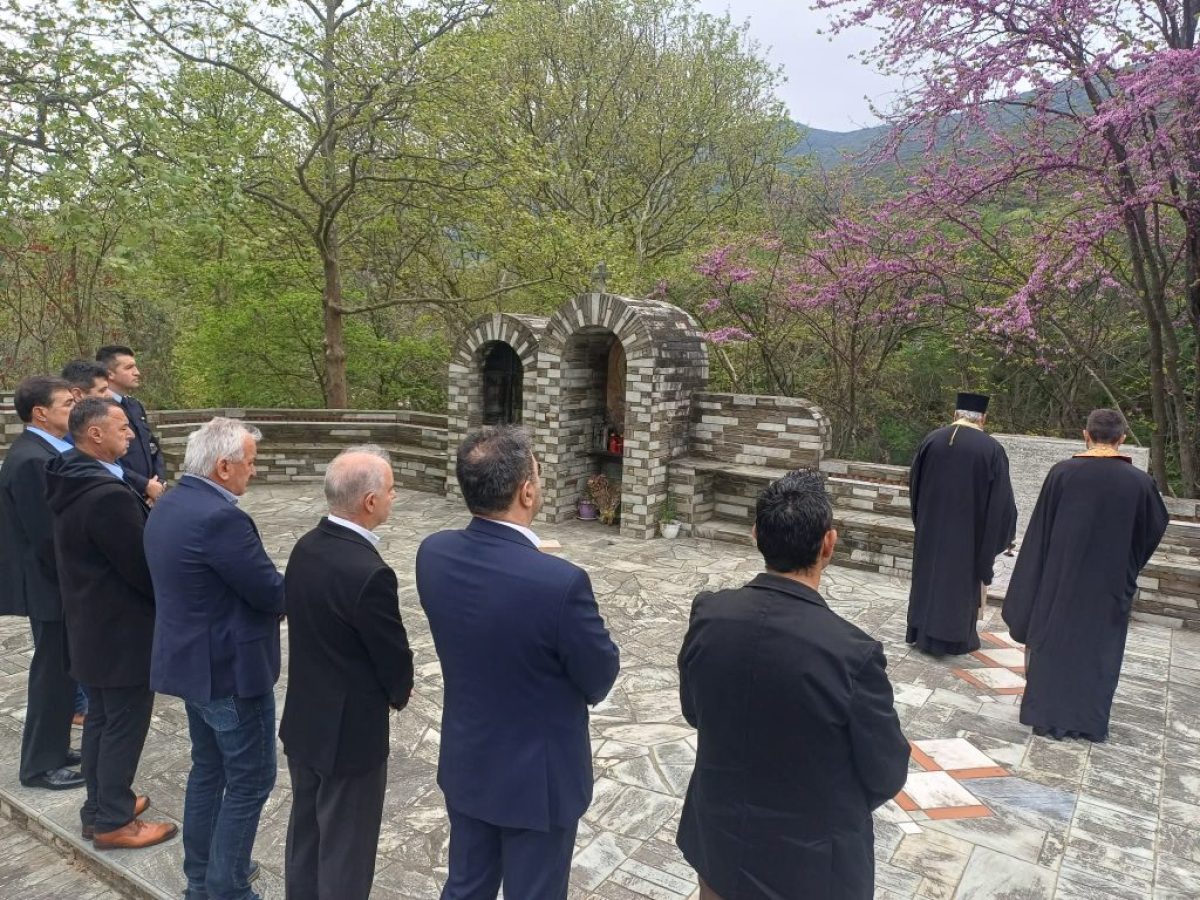 Δήμος Τεμπών: Τρισάγιο στη μνήμη των αδικοχαμένων μαθητών από το Μακροχώρι Ημαθίας στα Τέμπη (ΦΩΤΟ)