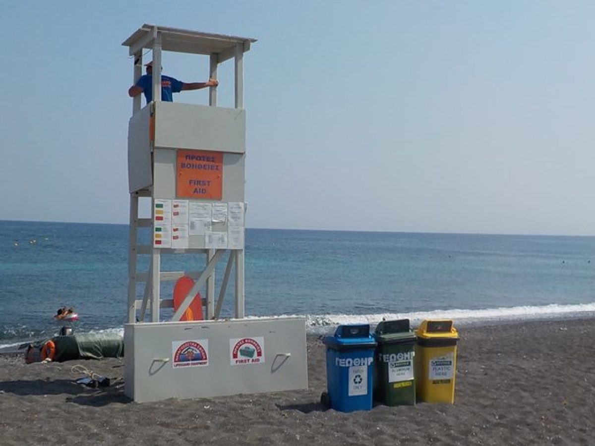 Δήμος Θήρας: Διαγωνισμός για τη ναυαγοσωστική κάλυψη των πολυσύχναστων παραλιών