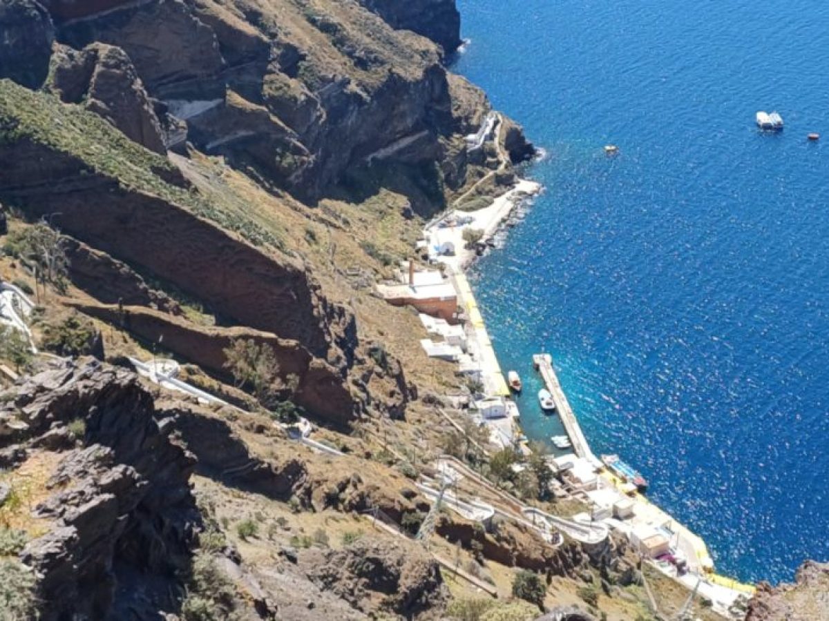 Δήμος Θήρας: Συνεργασία με τον ΟΑΣΠ για τη διαχείριση γεωδυναμικών κινδύνων στο Παλιό Λιμάνι Φηρών