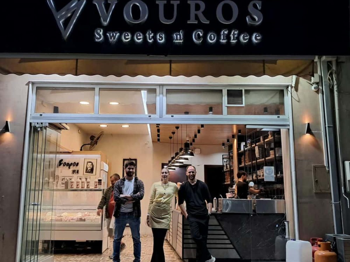 Δυναμική πορεία για το “Vouros sweets n’ coffee” του Γιώργου Βούρου – Έξι χρόνια γεύσης και ποιότητας στη νέα παραλιακή (video)