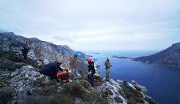 distichima-stin-kalimno-mirees-ellipsis-1