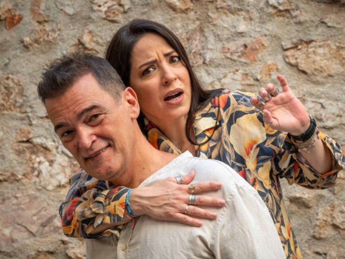 ΕΡΧΟΝΤΑΙ ΣΤΗ ΜΗΛΟ: ΘΕΑΤΡΙΚΕΣ ΠΑΡΑΣΤΑΣΕΙΣ «ΑΝΑΦΟΡΑ ΣΤΟΝ ΓΚΡΕΚΟ» ΤΟΥ ΝΙΚΟΥ ΚΑΖΑΝΤΖΑΚΗ ΜΕ ΤΟΝ ΤΑΚΗ ΧΡΥΣΙΚΑΚΟ & «CHECK IN ΓΙΑ 2″ ΜΕ ΤΗΝ ΙΩΑΝΝΑ ΠΗΛΙΧΟΥ ΚΑΙ ΤΟΝ ΚΩΝΣΤΑΝΤΙΝΟ ΚΑΖΑΚΟ