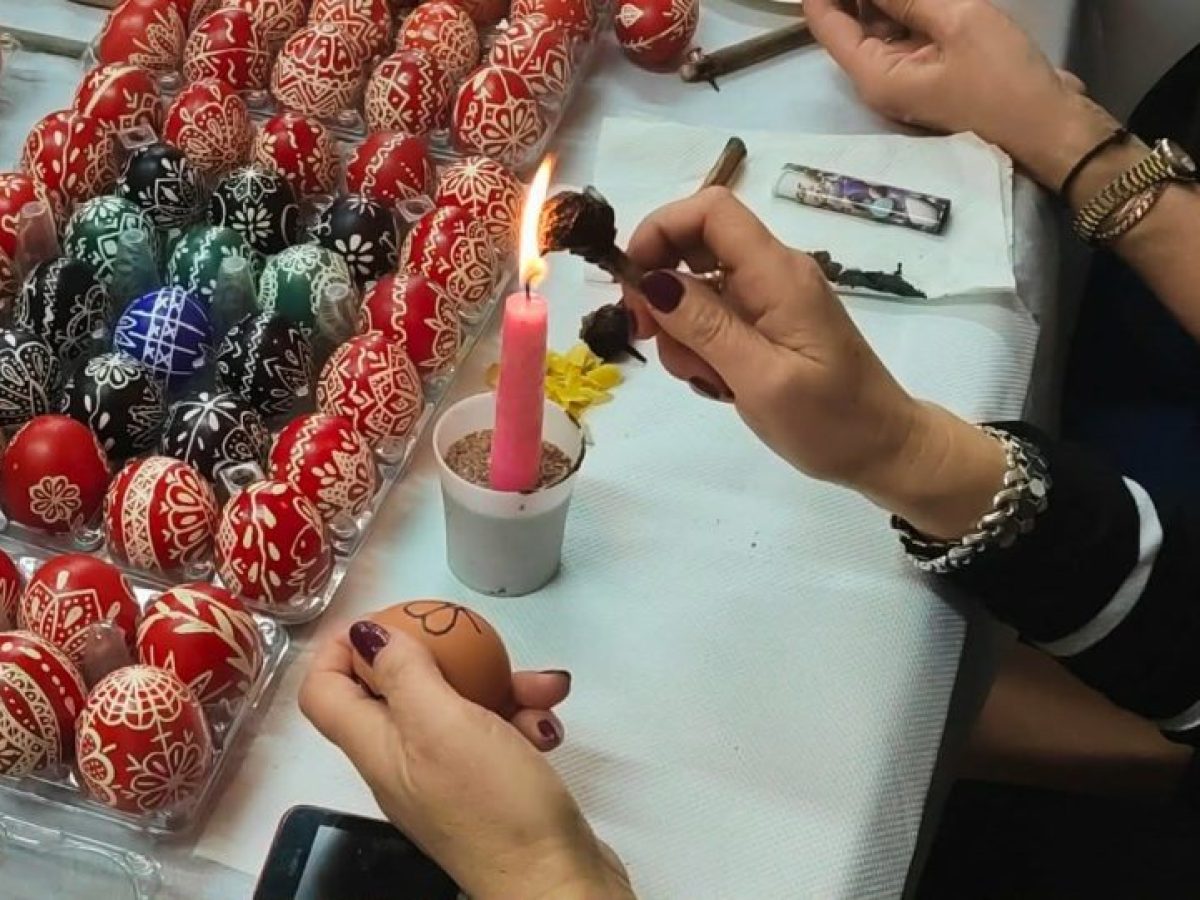 Κοζάνη: Ζωντανό το έθιμο της Περδίκας – Γυναίκες κάθε ηλικίας «κέντησαν» τα πασχαλινά αυγά (Φωτογραφίες & Βίντεο)