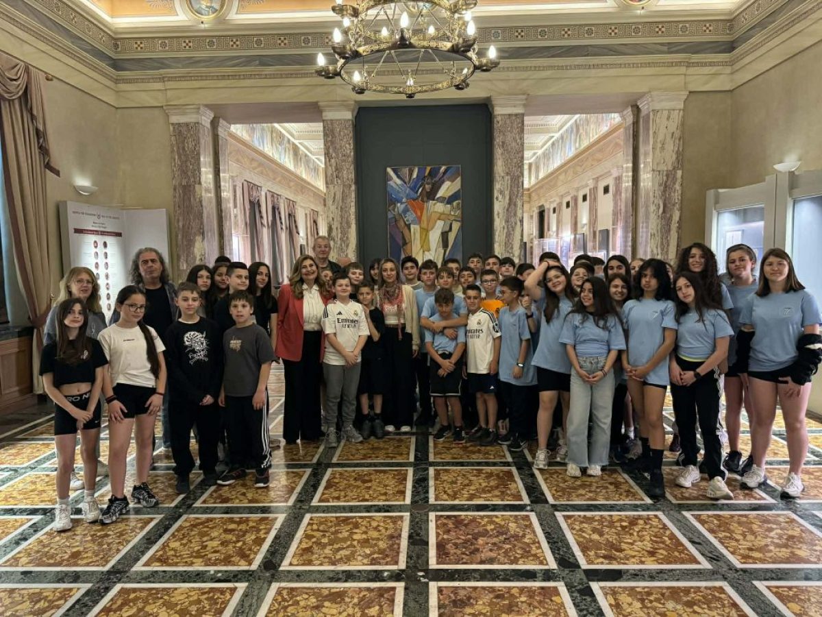 Λιακούλη με μαθητές & μαθήτριες Δημοτικών Σχολείων Λάρισας στη Βουλή: «Η επίσκεψη των παιδιών μας στη Βουλή, μου κρατάει ζωντανή την ελπίδα!»