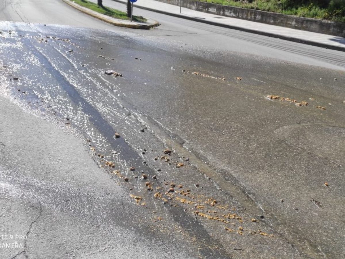 ‘Ποτάμι’ με ακαθαρσίες τρέχει στην κατηφόρα πιό κάτω από το ΕΠΑΛ προς το Ε.Κ.Ν.  Ειδοποιήθηκε η ΔΕΥΑΝ για να επέμβειΒίντεο