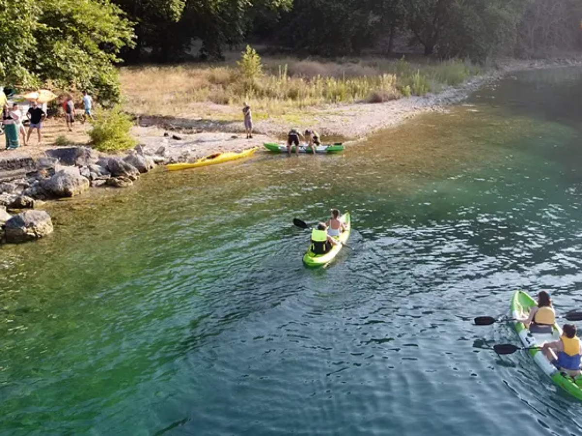 Δογρή Τριχωνίδας: Καταγγελία για την εξέδρα – Η απάντηση Πιστιόλα:– Όταν η λάσπη συναντά την πραγματικότητα