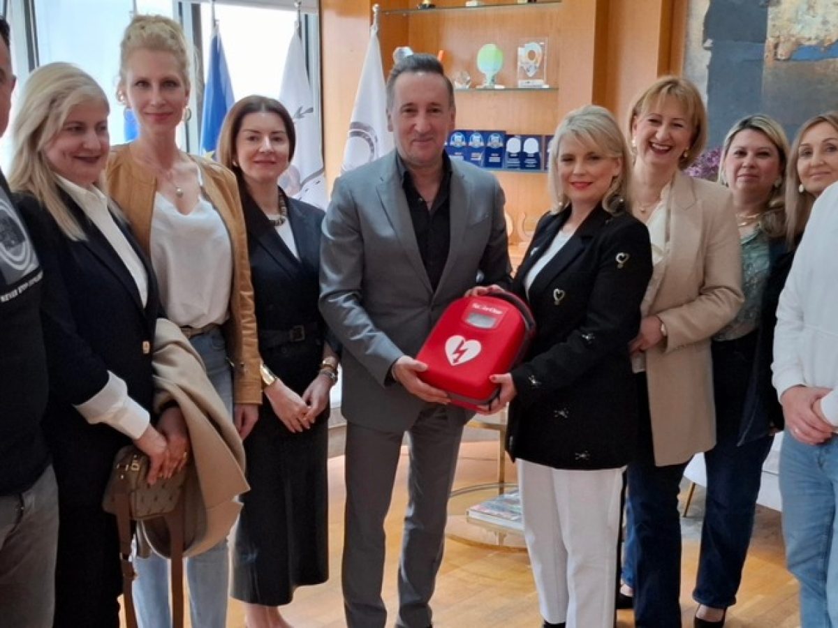 Δωρεά απινιδωτή στον Δήμο Αλεξανδρούπολης από τον σύλλογο «Θυγατέρες της Πηνελόπης»