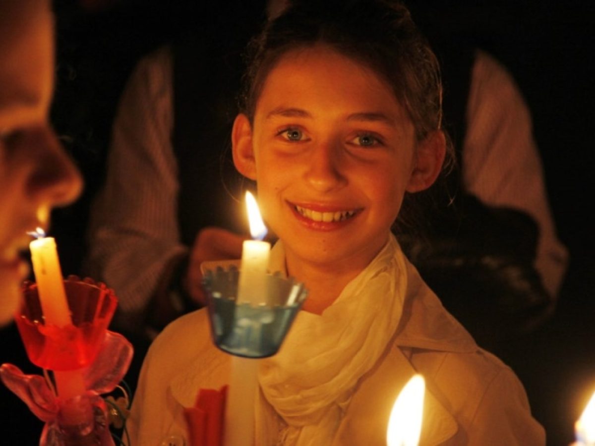 Δράση ώστε να μην μείνει «Κανένα σπίτι χωρίς λαμπάδα»