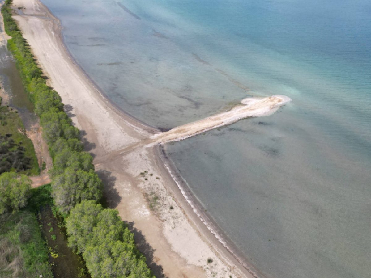 ΕΔΕ για τα μπάζα μέσα στη θάλασσα στον Ωρωπό