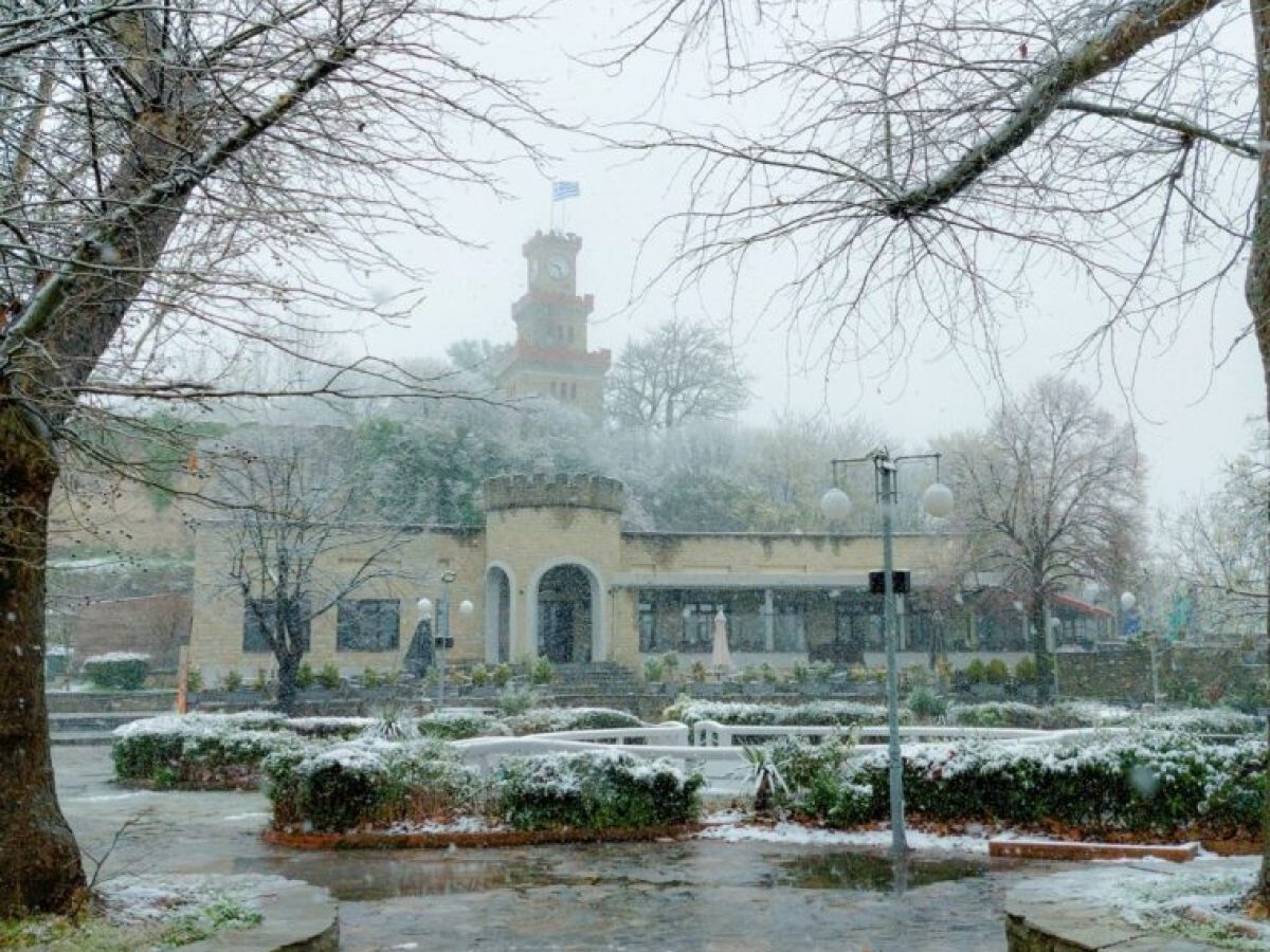Αιφνίδια χειμωνιάτικη μεταβολή στα Τρίκαλα: Πτώση θερμοκρασίας, βροχές και σπάνια χιονόπτωση στα ορεινά
