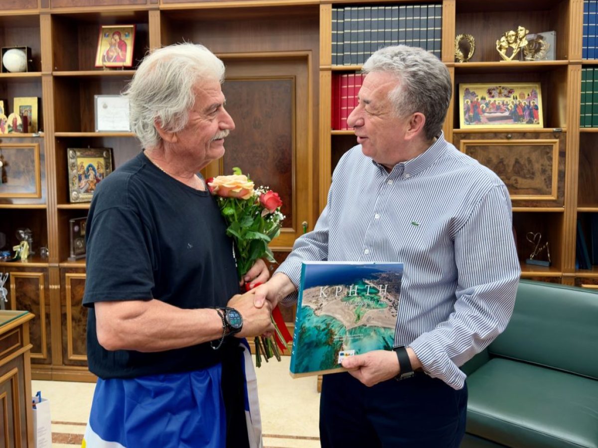 Έφτασε Ηράκλειο ο Χανιώτης Θεοχάρης Αθητάκης, μετά από διαδρομή 153 χιλιομέτρων με τα πόδια