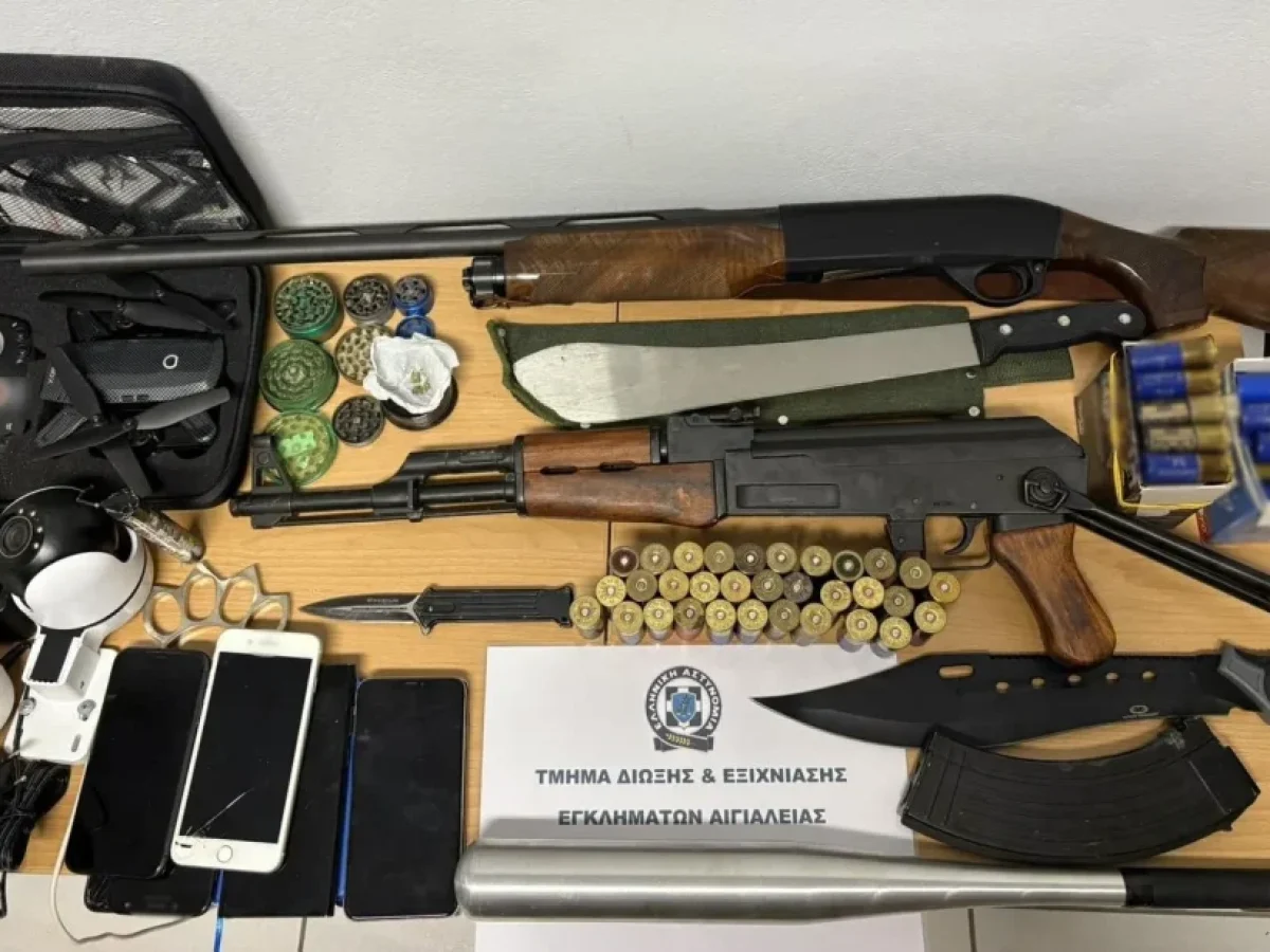 Αίγιο: Μετά τον τσακωμό σε καφετέρια, βρήκαν καλάσνικοφ στο σπίτι του δράστη – Μία σύλληψη, πέντε συνεργοί