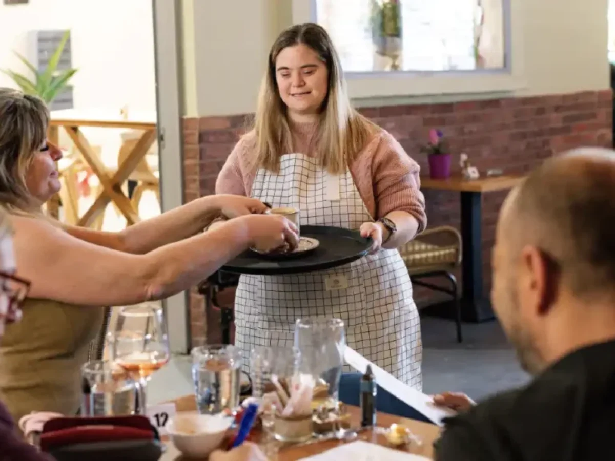 Ελευσίνα: Η «Ποικίλη Στοά» δεν είναι ένα απλό καφενείο – Το εγχείρημα με εργαζόμενους ΑμεΑ και η στήριξη της HELLENiQ ENERGY