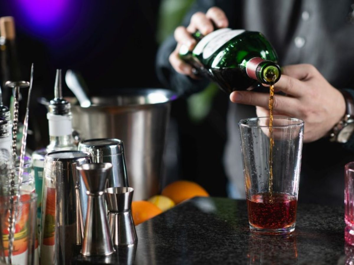 Ελεγχοι σε ανηλίκους και καταστήματα στη δυτική Θεσσαλονίκη για αλκοόλ – Χειροπέδες σε υπάλληλο