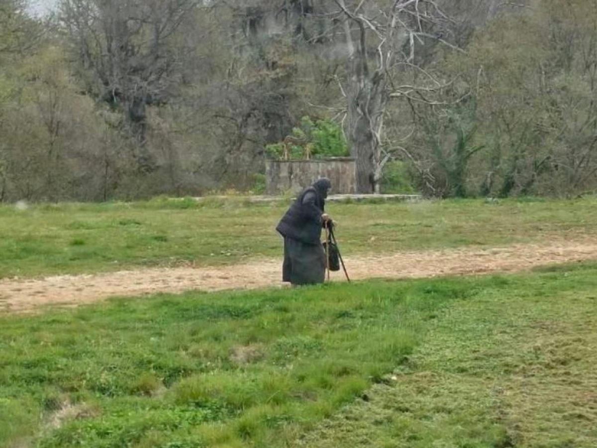 Ελληνικά: Οι υπηρεσίες του Δήμου Μεσολογγίου απεγκλώβισαν τη μία και μοναδική καλόγρια στη μονή Αγ. Γεωργίου