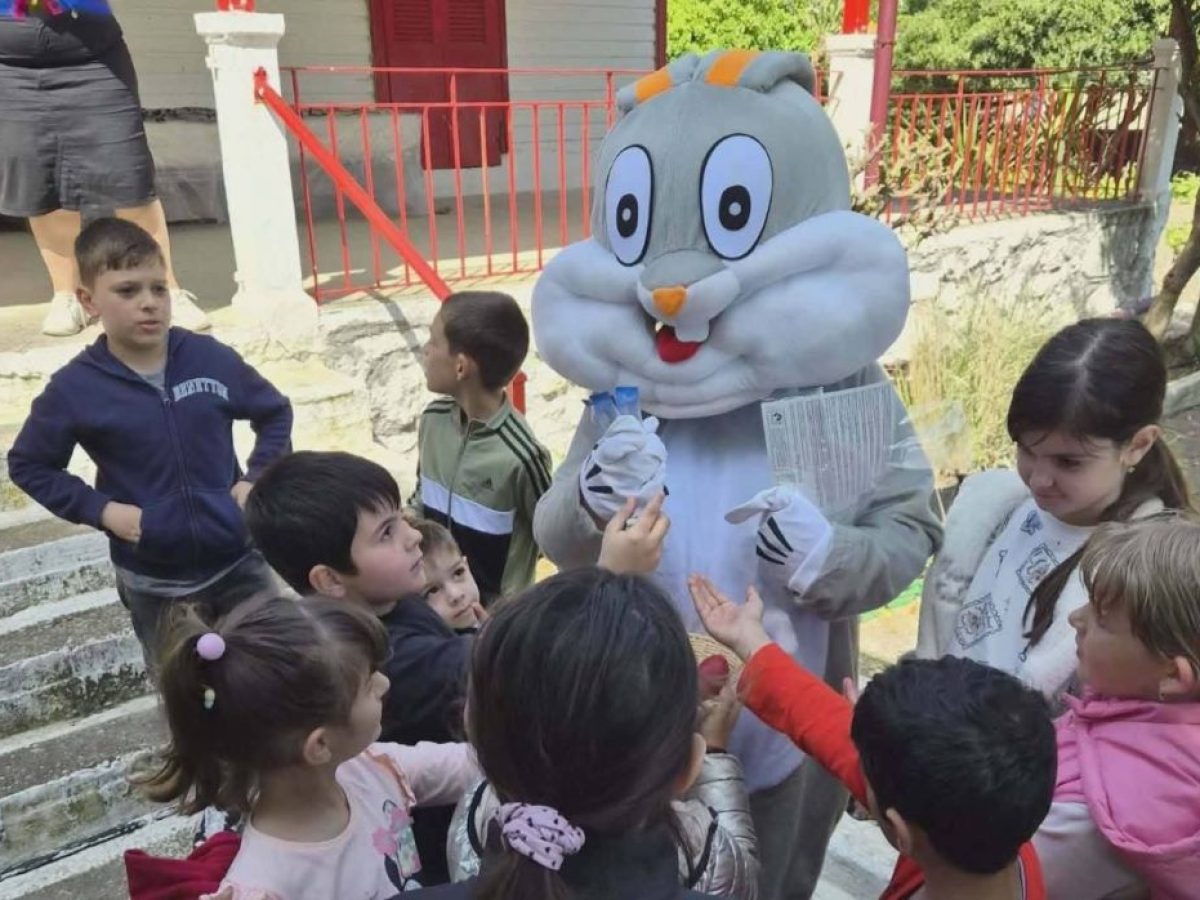 Ένα μαγικό Πασχαλινό Κυνήγι Αυγών με τον Γιγάντιο Λαγό ενθουσίασε τα παιδιά στον Πόρο Κεφαλονιάς (βίντεο – εικόνες)