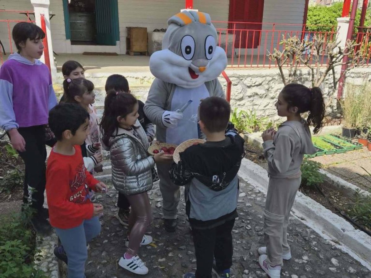 Ένα μαγικό Πασχαλινό Κυνήγι Αυγών με τον Γιγάντιο Λαγό ενθουσίασε τα παιδιά στον Πόρο Κεφαλονιάς!