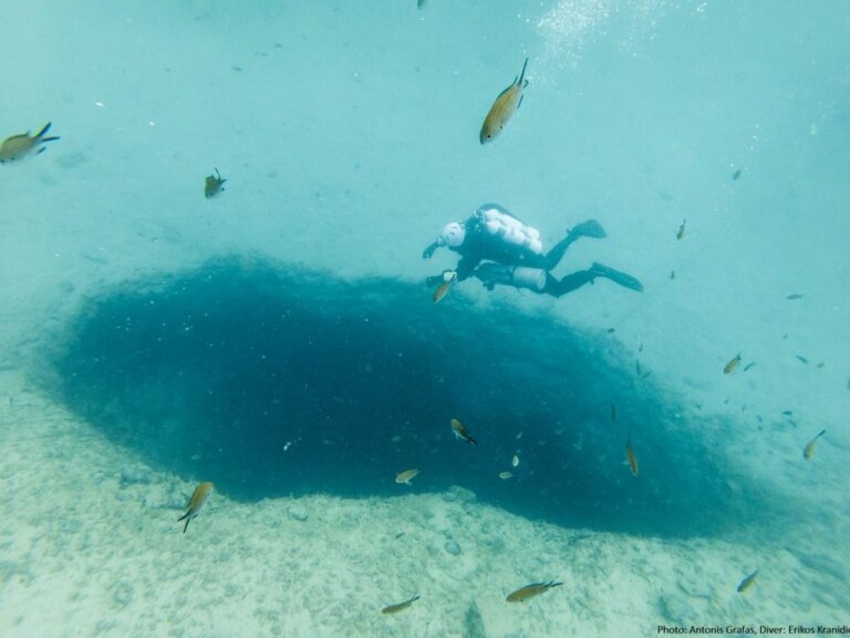 Ένας Ίκαρος στο βυθό της Βουλιαγμένης