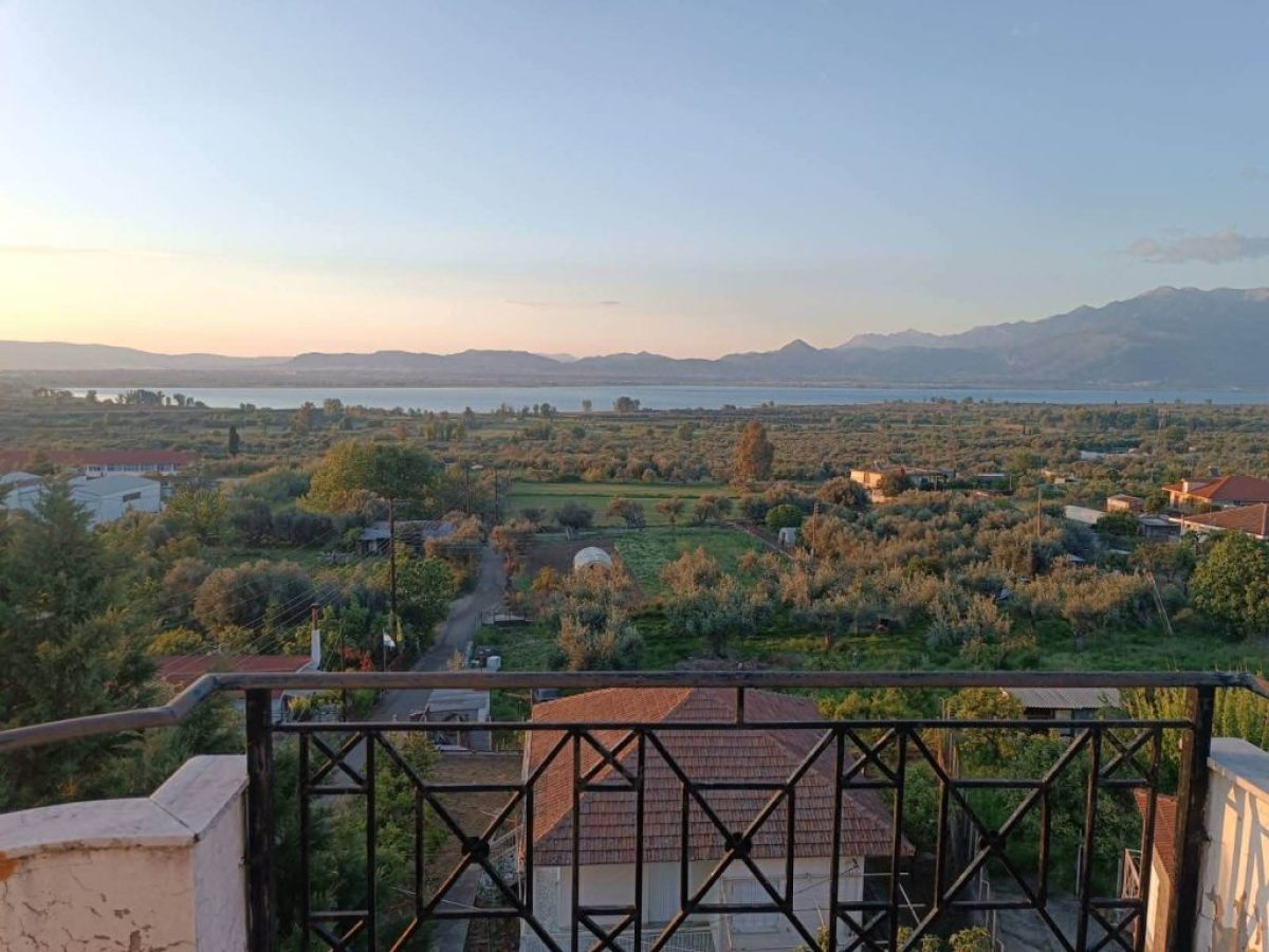 Ενοικιάζεται διαμέρισμα 180 τ.μ. με θέα τη λίμνη Τριχωνίδα, πλήρως επιπλωμένο στη Ματαράγκα Αγρινίου