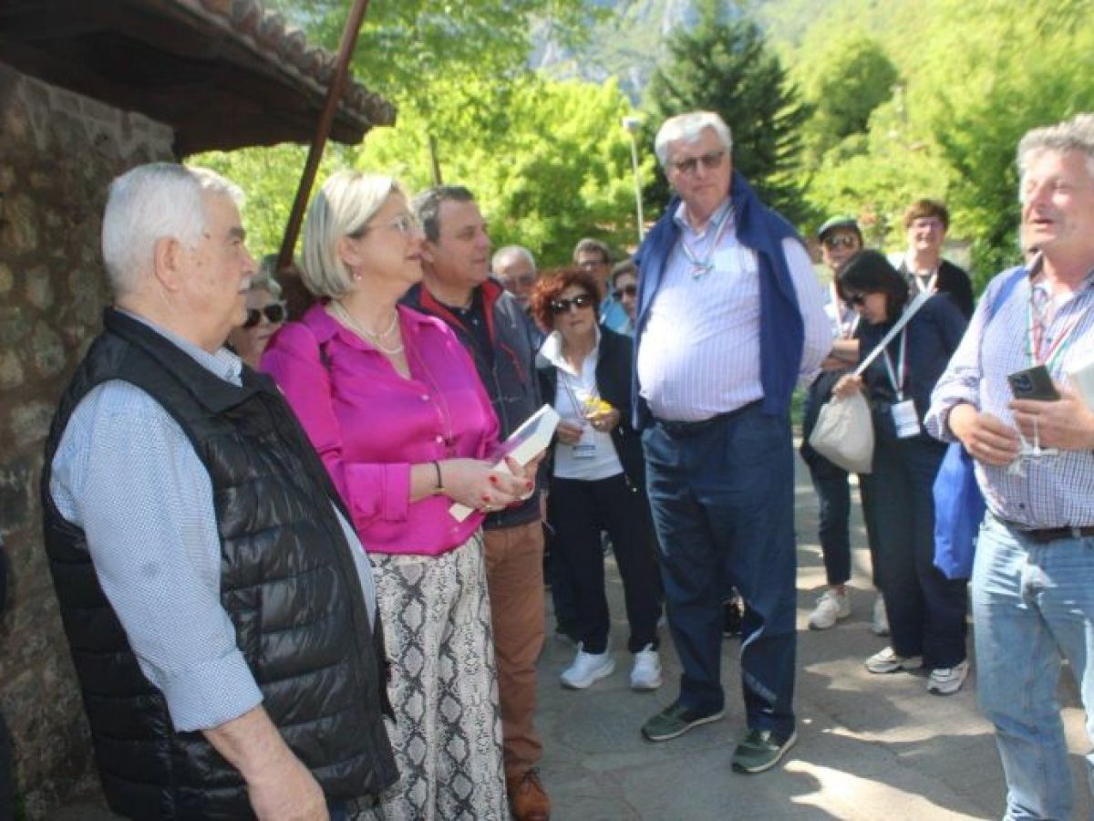 Εντυπωσιακή άφιξη ιστορικών οχημάτων στην Πύλη στο πλαίσιο της διαδρομής “Στην Οδό των Αγγέλων”